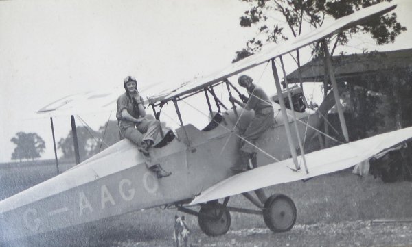Pilot Pauline with engineer Dorothy posing with Spartan G-AAGO